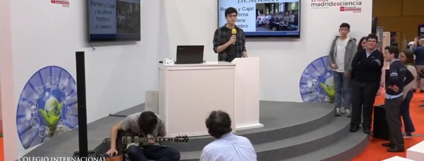 Estudiantes del colegio concertado Madrid presentando un proyecto educativo en el espacio de innovación de IFEMA.