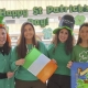 Celebración de St. Patrick’s Day en el colegio concertado Madrid, con profesoras disfrazadas y ambiente festivo en Infantil.