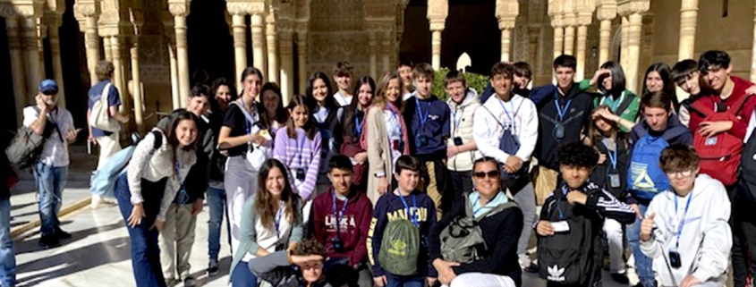 Grupo de estudiantes durante una excursión en Granada como parte de las actividades complementarias y extraescolares del colegio.