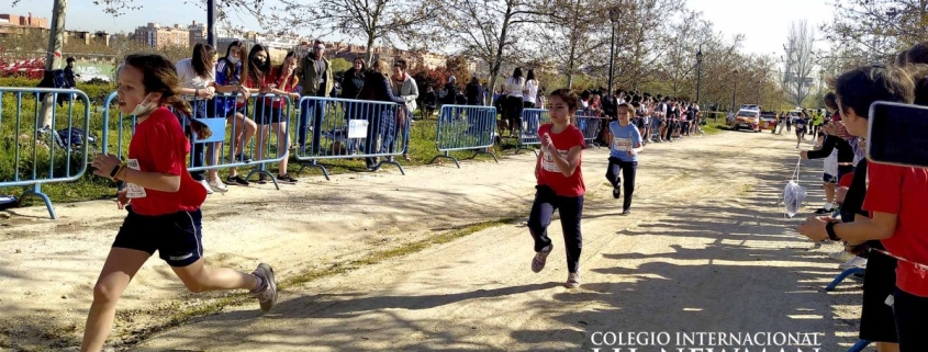 Alumnos del Colegio Newman participando en una carrera escolar al aire libre, una actividad que forma parte de nuestras actividades complementarias y extraescolares.