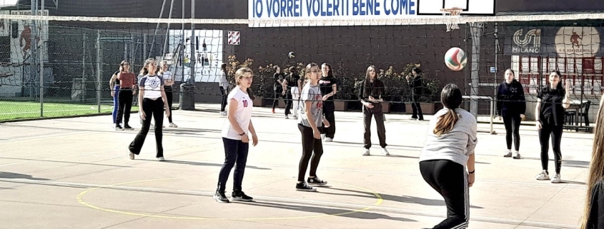 Alumnas del centro deportivo Newman jugando un partido de voleibol en el patio del colegio.