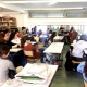 Alumnos del bachillerato internacional en Madrid participando en una sesión de debate académico en el aula.