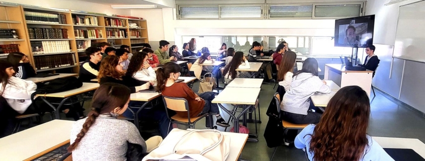 Alumnos del bachillerato internacional en Madrid participando en una sesión de debate académico en el aula.