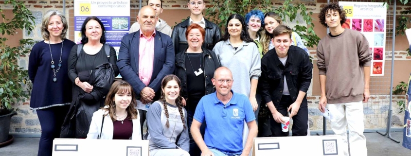 Estudiantes de Bachillerato de Artes del Colegio Newman presentando sus proyectos en una muestra creativa del bachillerato internacional en Madrid.