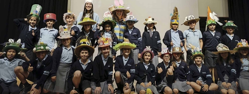 Alumnos de Infantil del Colegio Newman mostrando sus gorros creativos en una actividad lúdica vinculada a la colegio educación infantil.