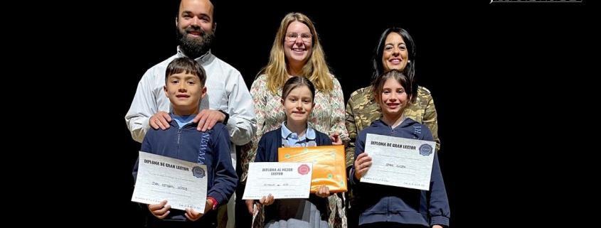 Estudiantes del institutos concertados Madrid participando en una competición tecnológica por equipos.