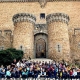 Estudiantes de Primaria en una excursión cultural al castillo, una experiencia organizada dentro de las actividades complementarias y extraescolares.