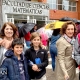 Grupo de alumnas del colegio concertado Madrid en un acto académico del centro.