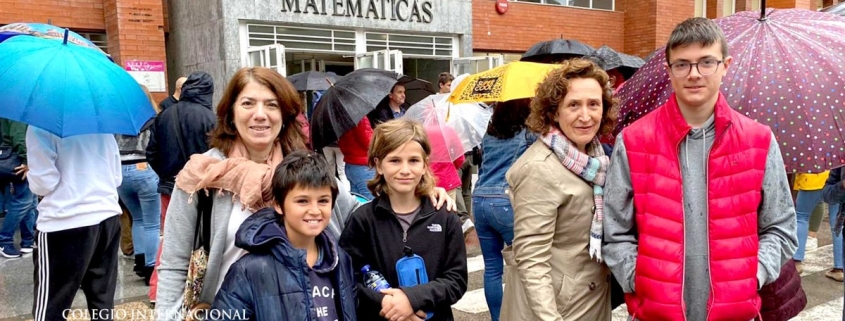 Grupo de alumnas del colegio concertado Madrid en un acto académico del centro.
