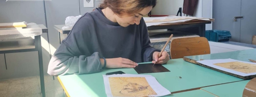 Alumna trabajando en un proyecto artístico en el aula del Colegio Newman, ejemplo del enfoque creativo del colegio Madrid primaria.