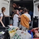 Grupo de alumnos del Colegio Newman colaborando en una recogida solidaria, una actividad que refuerza la dimensión global del colegio internacional Madrid.