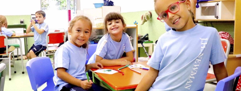 Niñas de Educación Infantil en el colegio educacion infantil disfrutando de una actividad creativa.