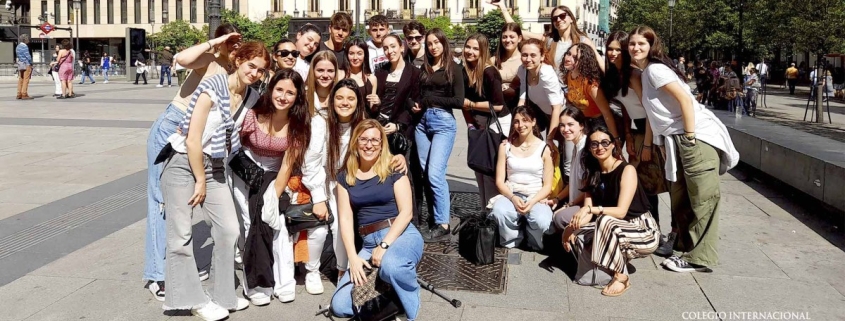 Estudiantes del colegio internacional Madrid en una visita educativa frente a un edificio histórico.