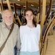 Alumna del Colegio Newman junto a un profesor invitado en un acto cultural, representando el enfoque global del colegio internacional Madrid.