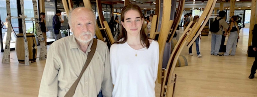 Alumna del Colegio Newman junto a un profesor invitado en un acto cultural, representando el enfoque global del colegio internacional Madrid.