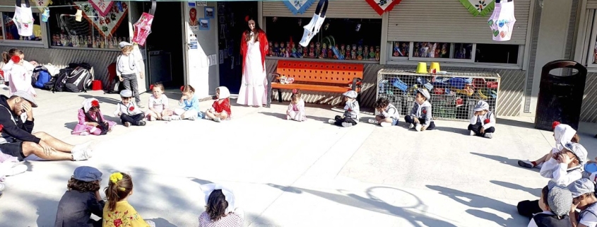 Niños de Educación Infantil del colegio educacion infantil celebrando la fiesta de San Isidro en el patio decorado.