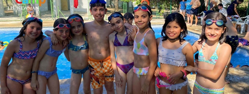 Participantes del campamento estival disfrutando de actividades acuáticas dentro del programa del colegio internacional madrid.