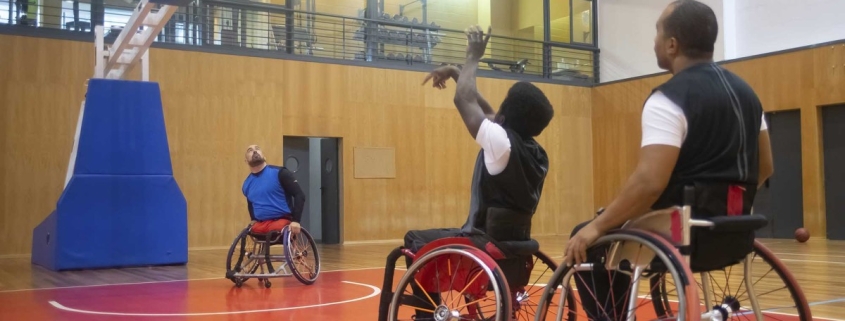 Actividad inclusiva en el centro deportivo newman, con un partido de baloncesto adaptado para fomentar el deporte y la convivencia.