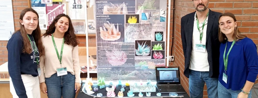 Alumnos presentando experimentos científicos en representación del colegio internacional Madrid.”