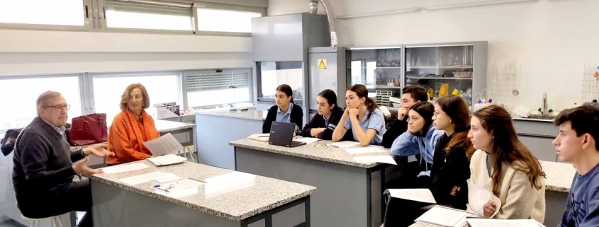 Alumnos de Secundaria en una clase práctica de laboratorio en un institutos concertados Madrid, trabajando conceptos científicos en un entorno moderno.