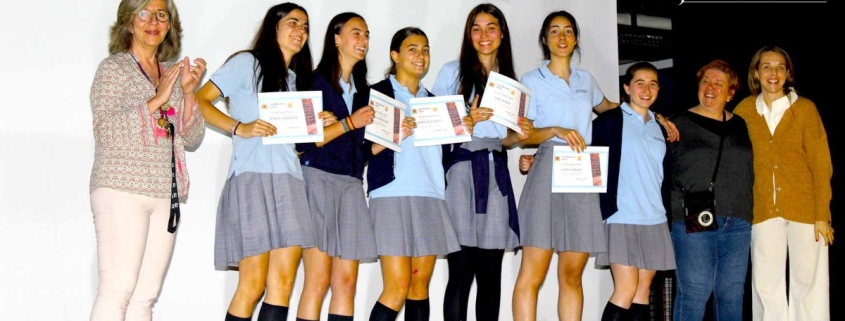 Grupo de estudiantes de ESO recibiendo reconocimientos del institutos concertados Madrid por su trabajo académico
