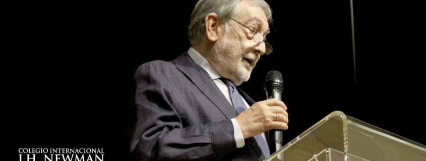 Conferencia educativa en el colegio concertado Madrid, con un experto invitado compartiendo su experiencia con los estudiantes.