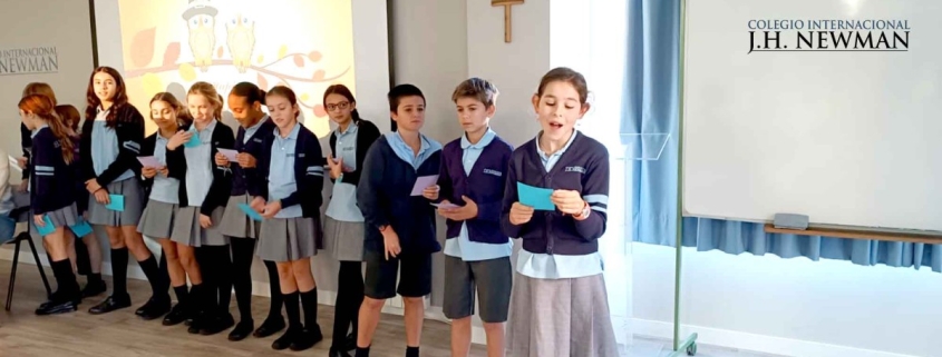 Celebración cultural en el colegio internacional Madrid durante la actividad de Thanksgiving con alumnos de diferentes cursos.