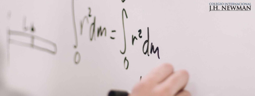 Explicación de ciencias en el Colegio Newman durante una clase de laboratorio.