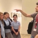 Estudiantes del colegio internacional Madrid aprendiendo arte durante una visita guiada.