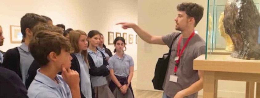 Estudiantes del colegio internacional Madrid aprendiendo arte durante una visita guiada.
