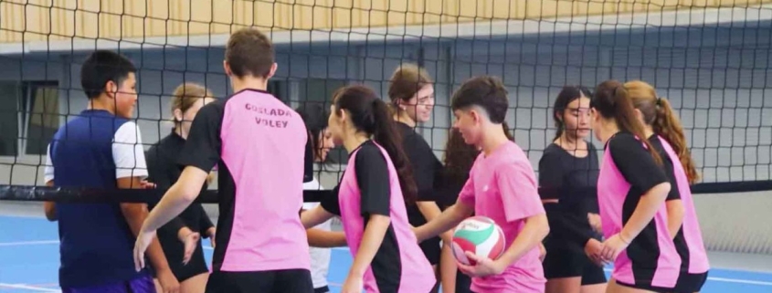 Estudiantes del centro deportivo Newman participando en una actividad deportiva dentro del programa académico del colegio.