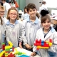 Actividad creativa en el colegio Madrid primaria con alumnos trabajando en equipo.
