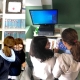 Estudiantes de Secundaria del bachillerato internacional en Madrid trabajando en proyectos tecnológicos.