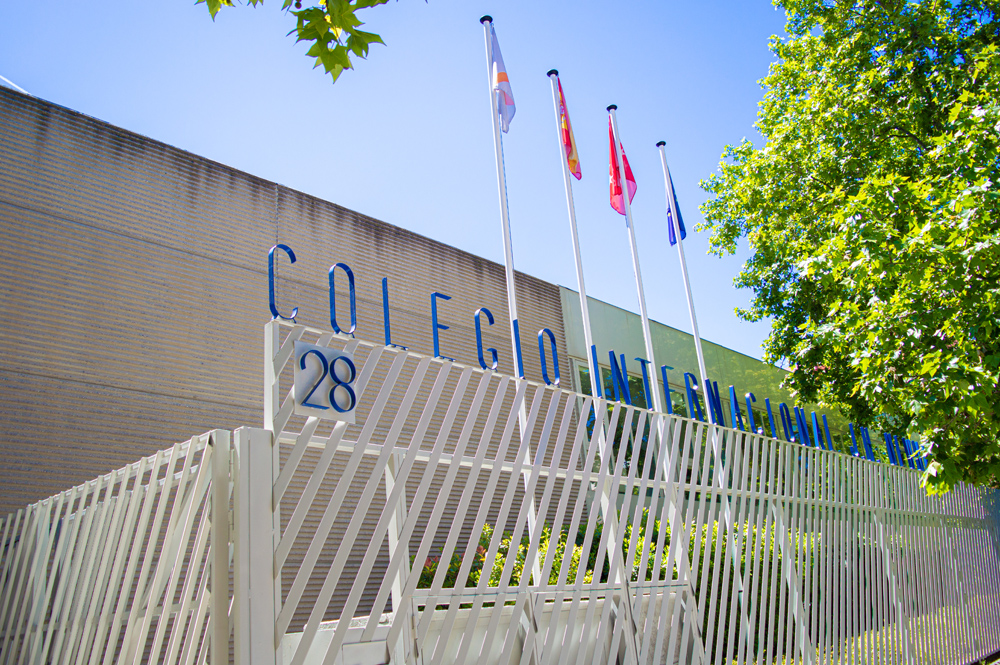 Fachada principal del Colegio Newman.