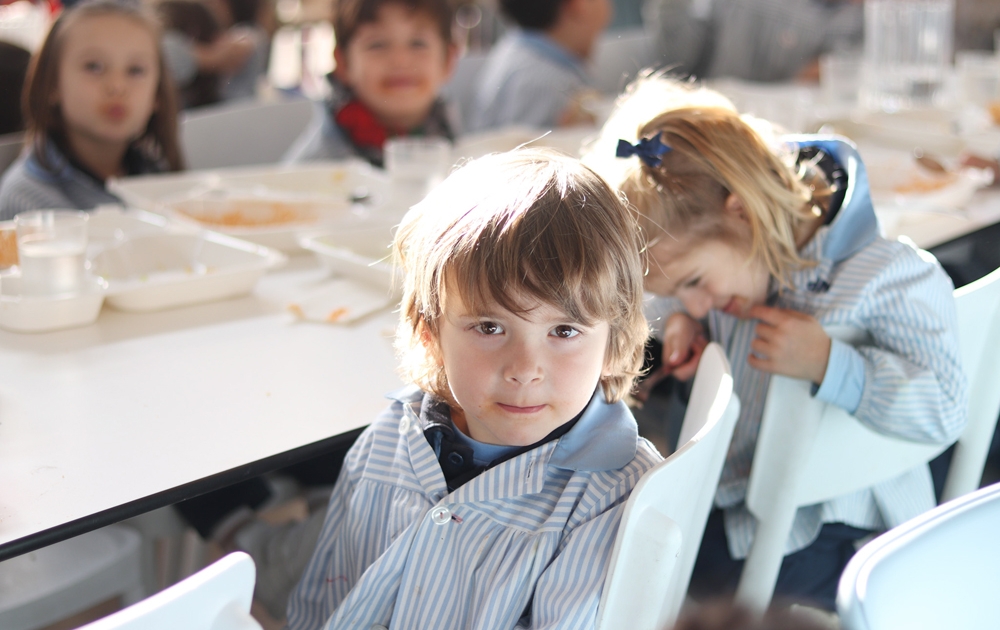 Aula en dinámica de aprendizaje temprano del colegio educación infantil.