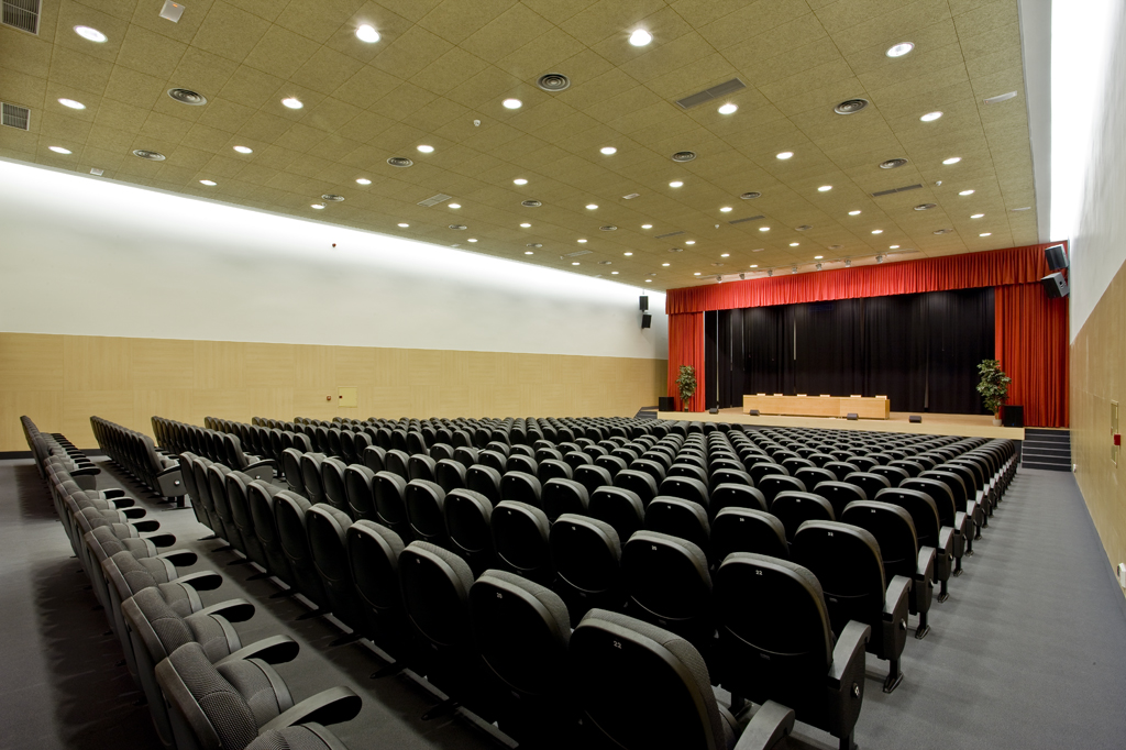 Salón de actos del colegio internacional Madrid, utilizado para eventos, conferencias y actividades complementarias y extraescolares.