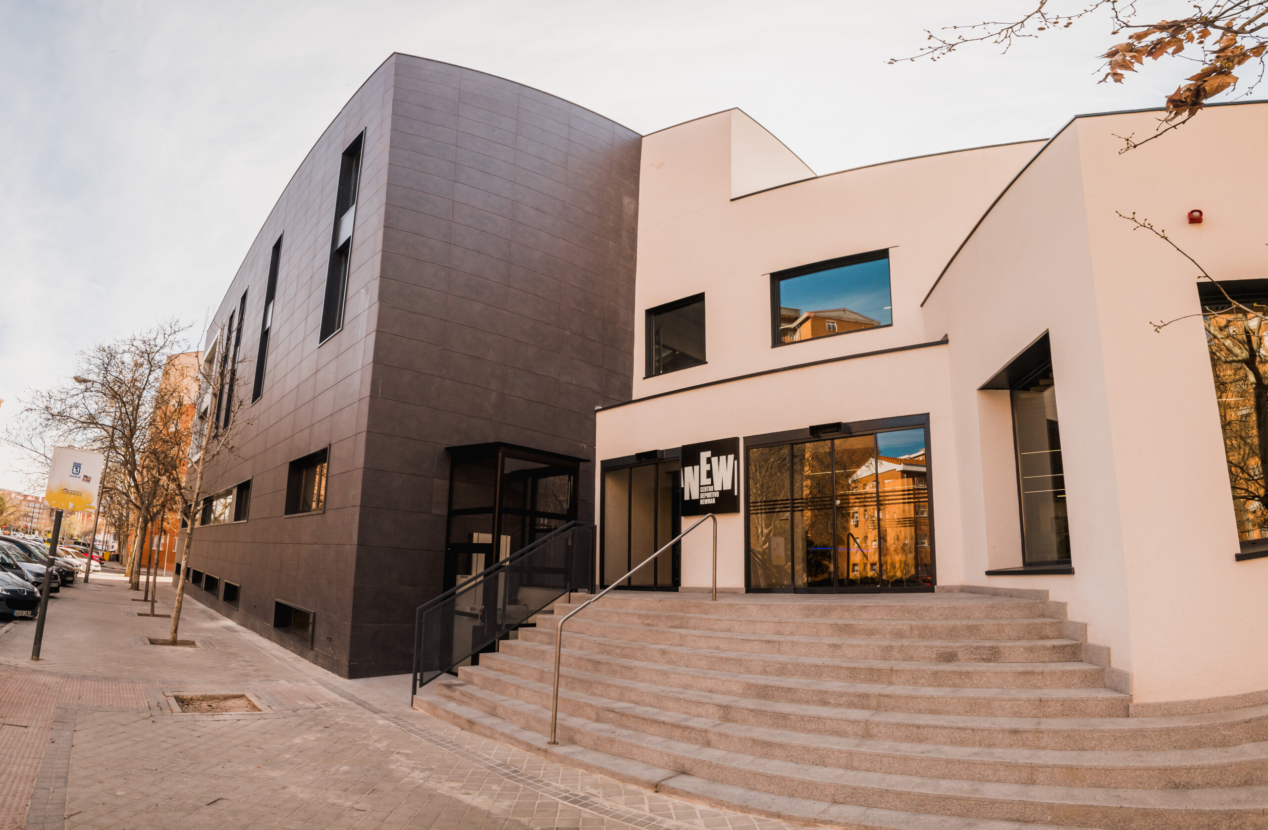 Entrada principal, instalaciones del colegio concertado Madrid con su arquitectura moderna.