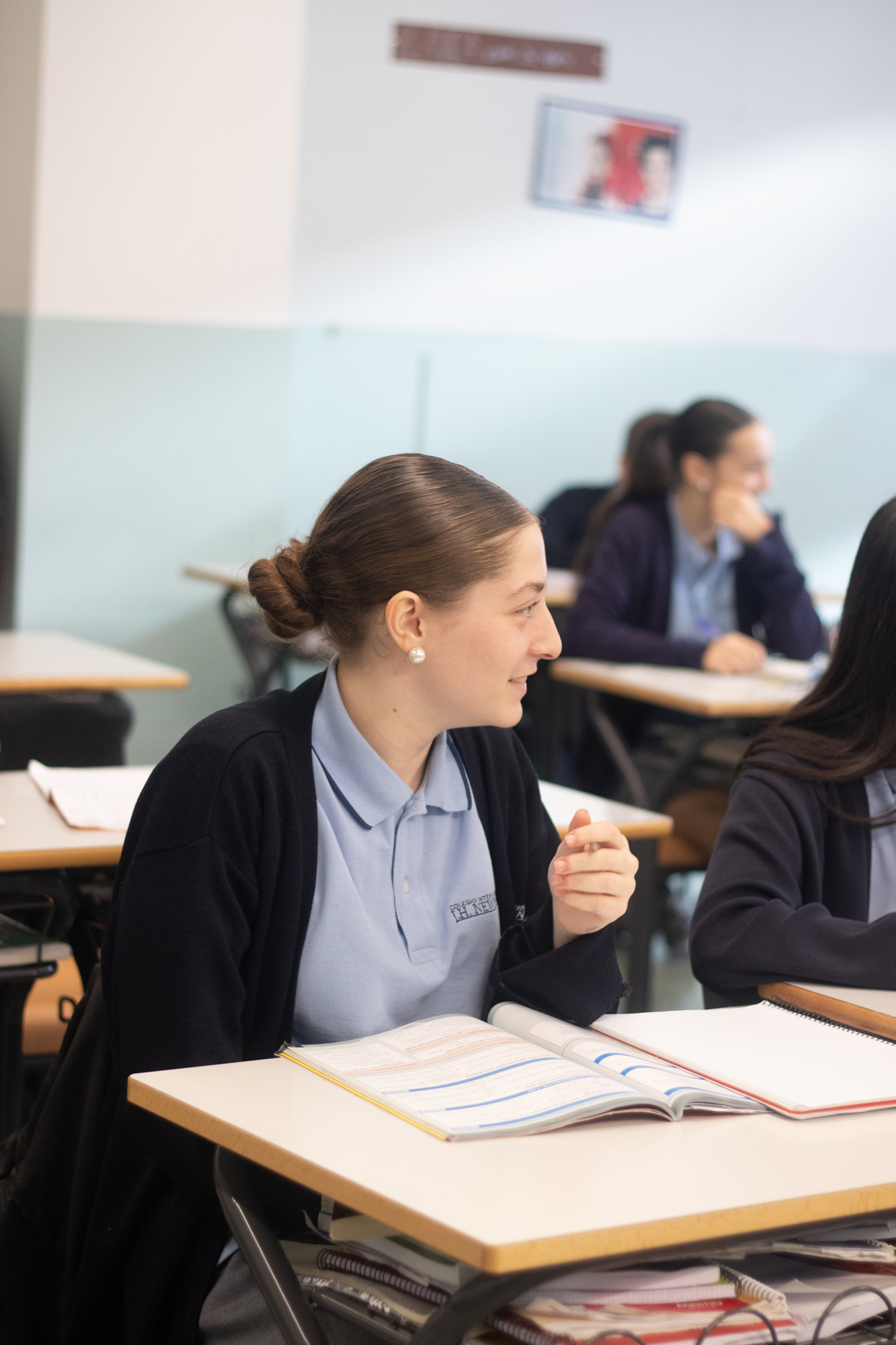 alumna newman Retrato de una estudiante del colegio concertado Madrid en un entorno educativo.