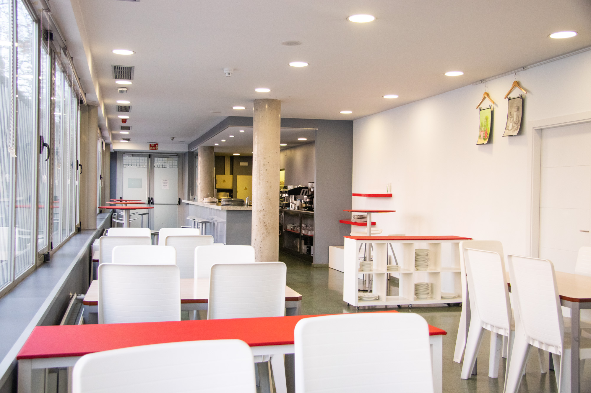 Espacio de cafetería dentro de las instalaciones colegio, disponible para alumnos y personal del centro.