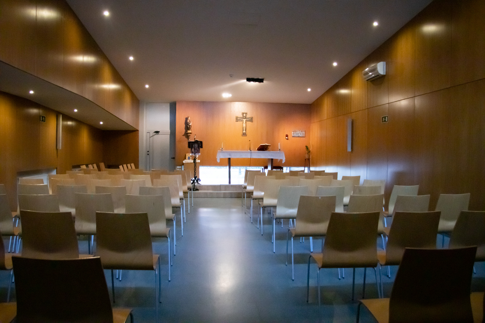 Capilla del colegio religioso Madrid, un espacio central en las instalaciones del Colegio Newman.