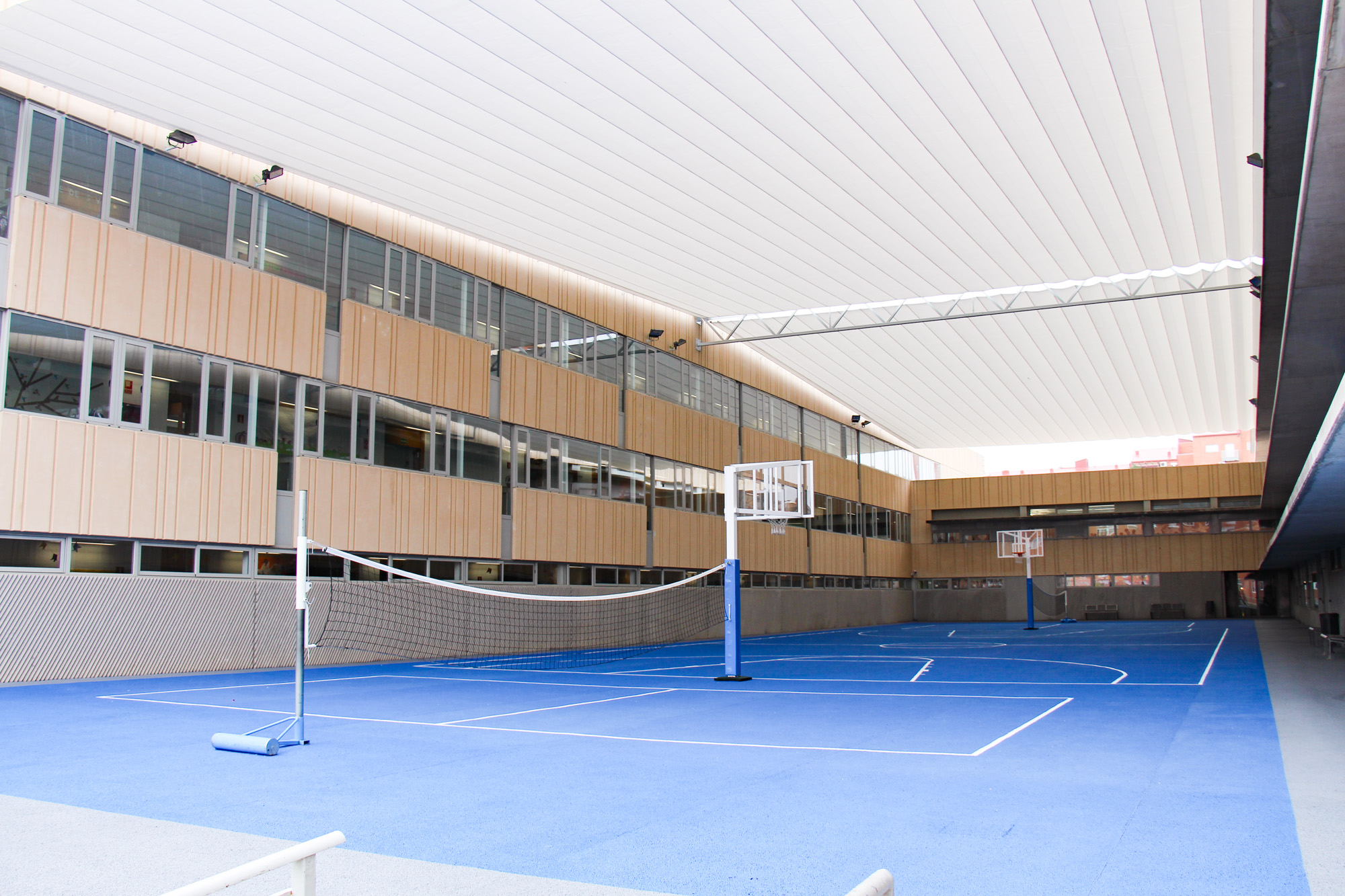 Pista deportiva cubierta, instalaciones del colegio internacional jh newman durante una jornada sin alumnos.
