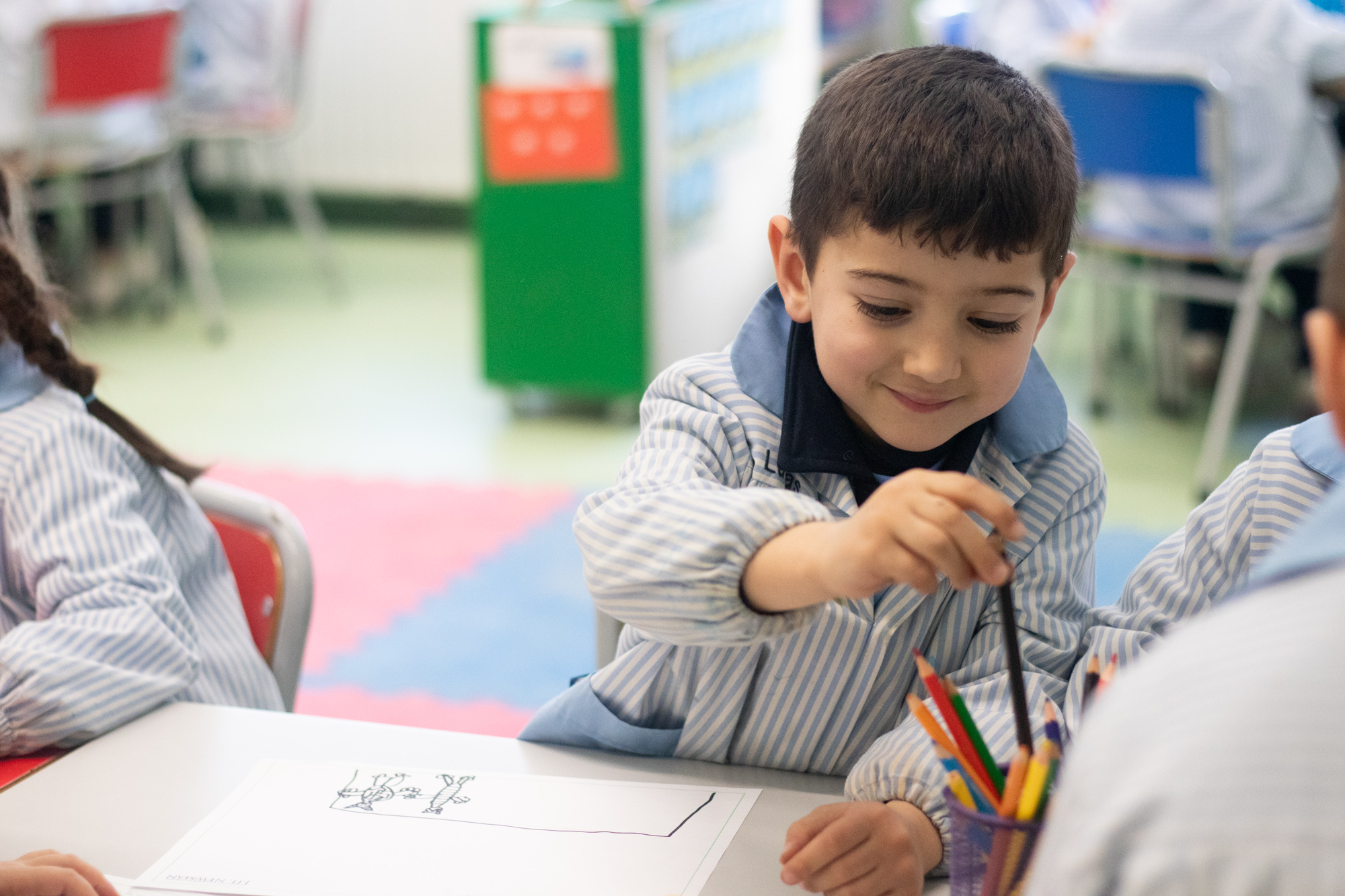 Alumnado del colegio educación infantil realizando actividades de aprendizaje temprano.
