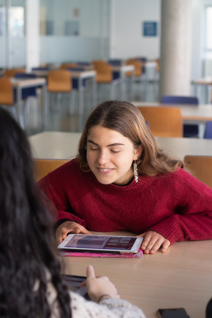 en la biblioteca newman Zona de lectura y estudio del colegio concertado Madrid utilizada por alumnos de diferentes etapas.