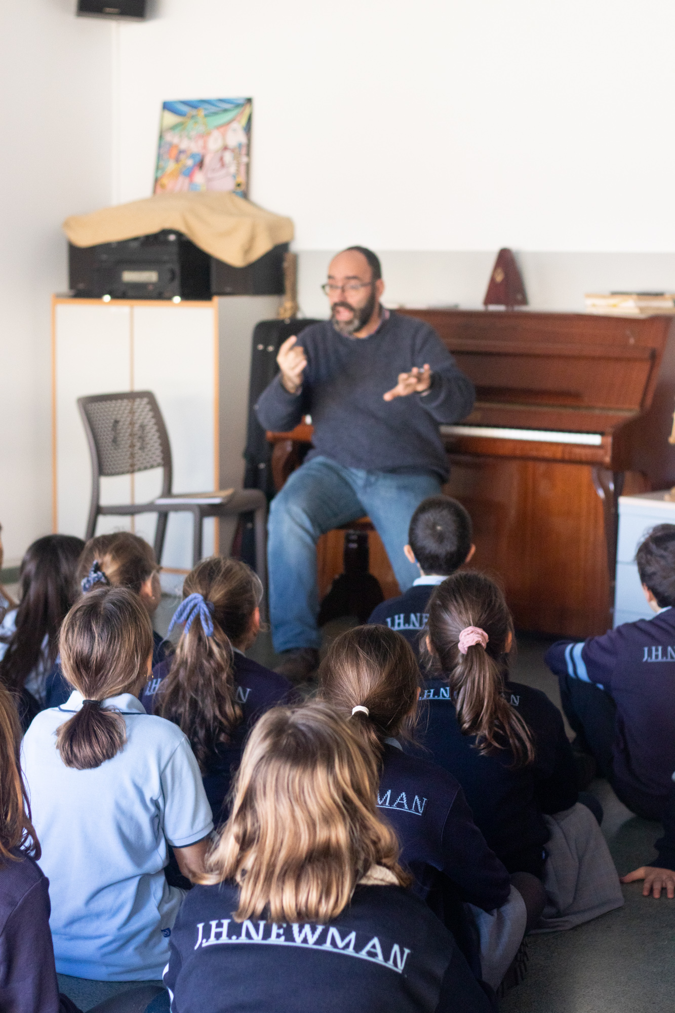 rehearsing choir primaris Ensayo vocal de los alumnos del colegio Madrid primaria como parte de las actividades complementarias y extraescolares.