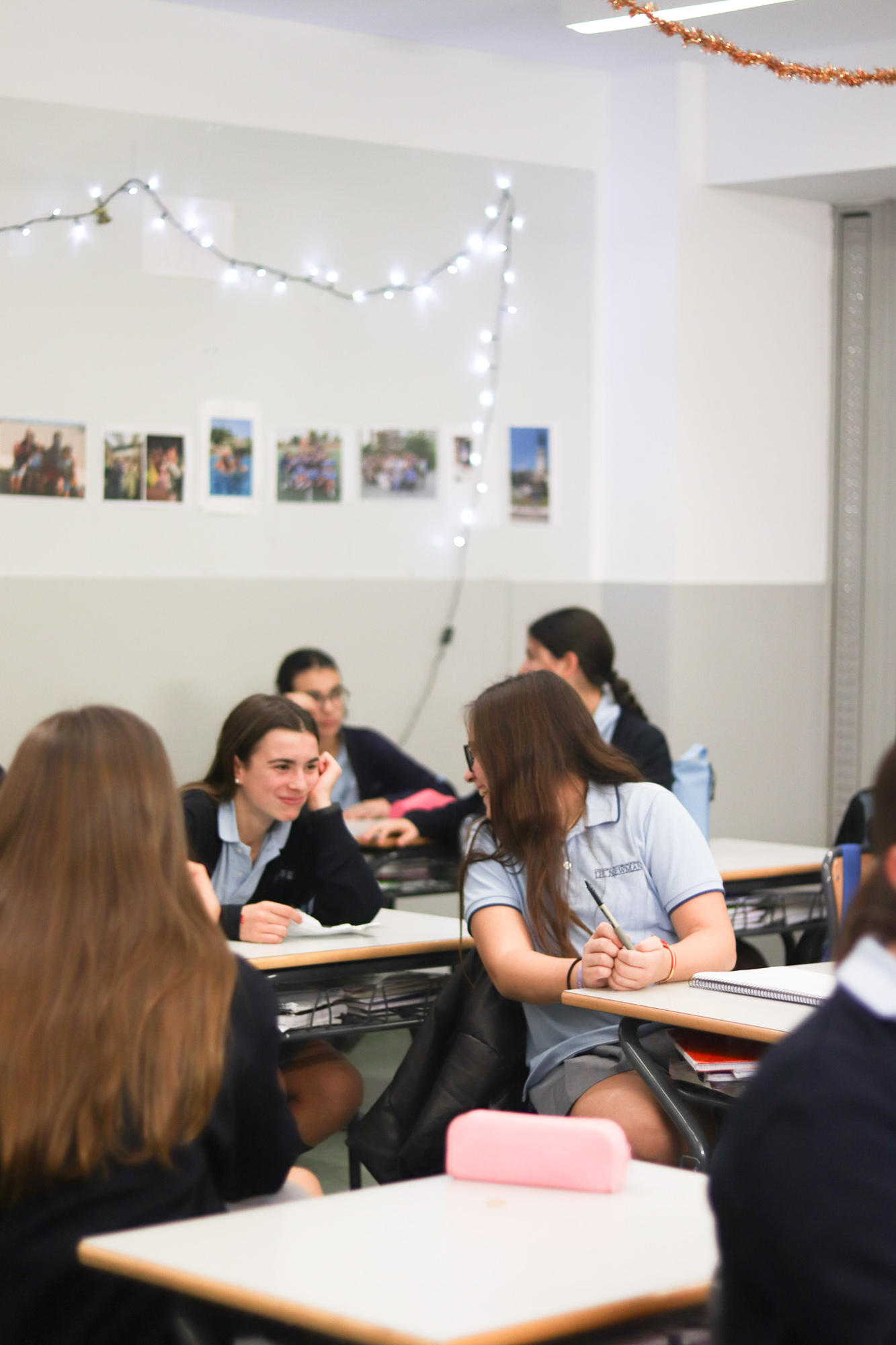 Estudiantes de ESO del institutos concertados Madrid participando en una dinámica educativa.