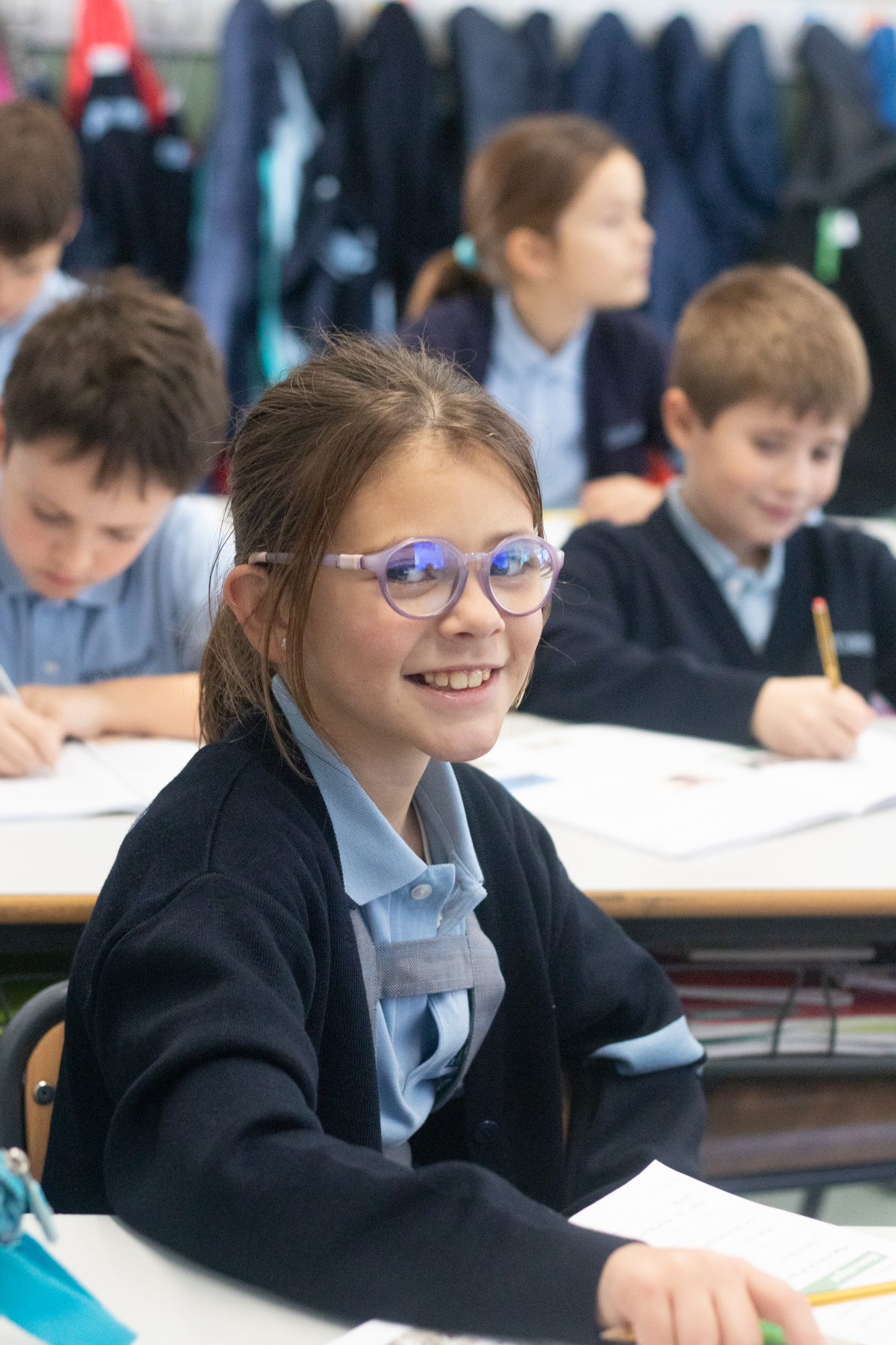 estudiante primaria Alumno del colegio Madrid primaria atendiendo en clase durante una actividad formativa.