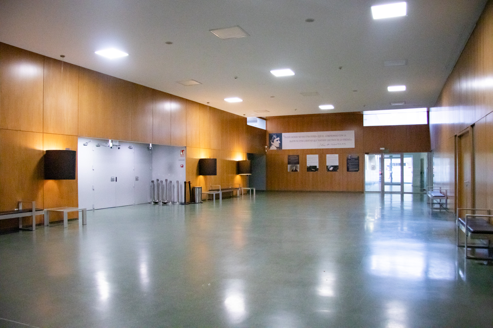 Vista del hall principal del Colegio Newman, punto de acceso y bienvenida para familias y alumnos.