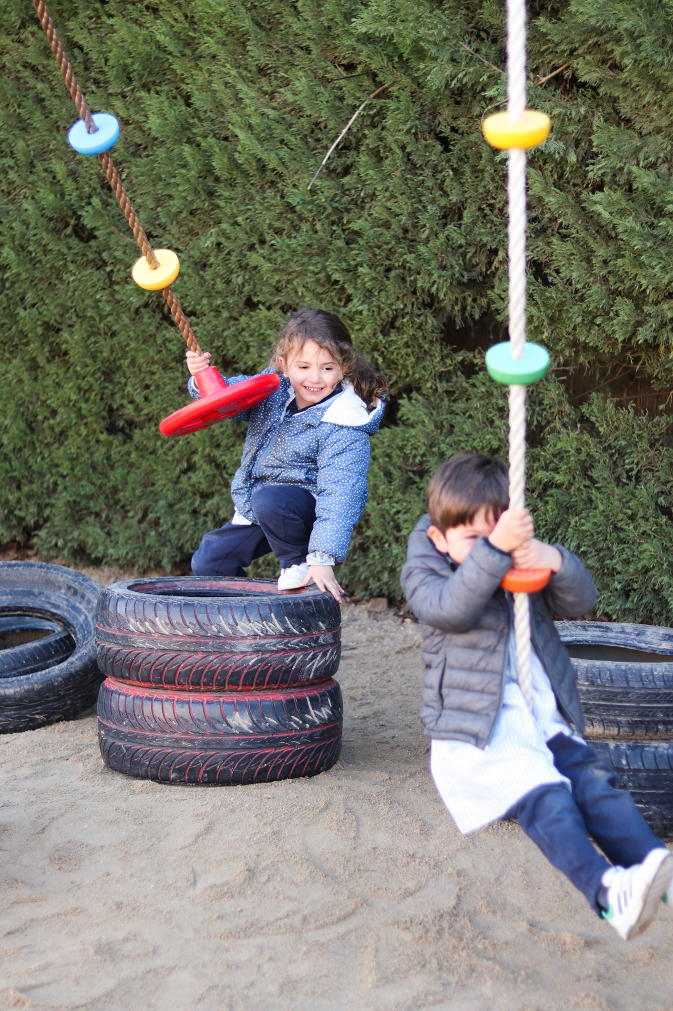 Aula y espacios del colegio bilingüe, diseñados para aprendizaje temprano.