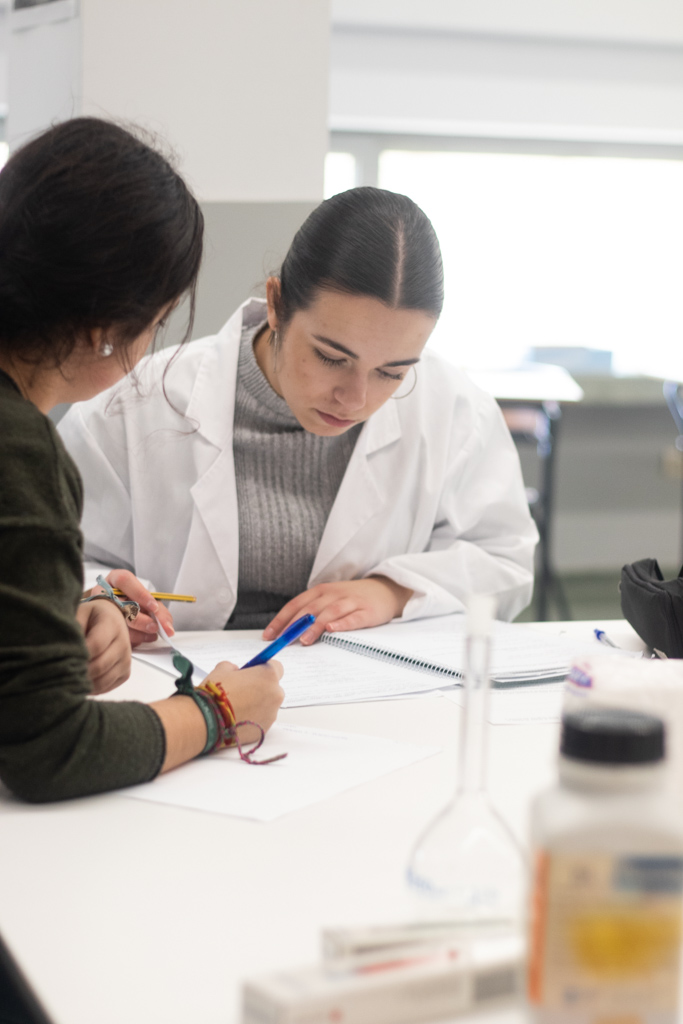 Espacio científico del colegio concertado en Madrid preparado para prácticas de laboratorio.