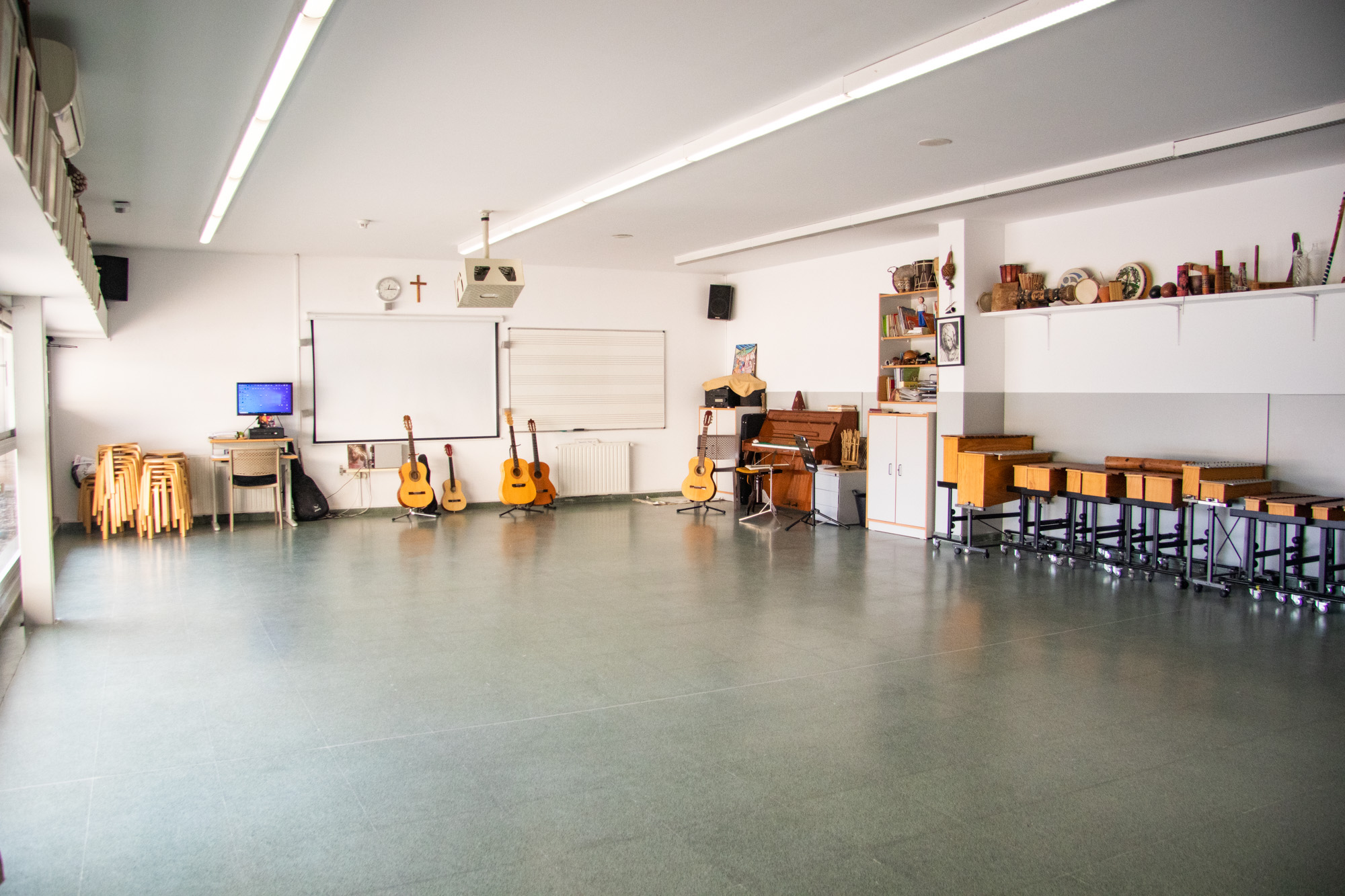 Espacio de música del colegio Madrid primaria, equipado con instrumentos y material rítmico para el aprendizaje musical.